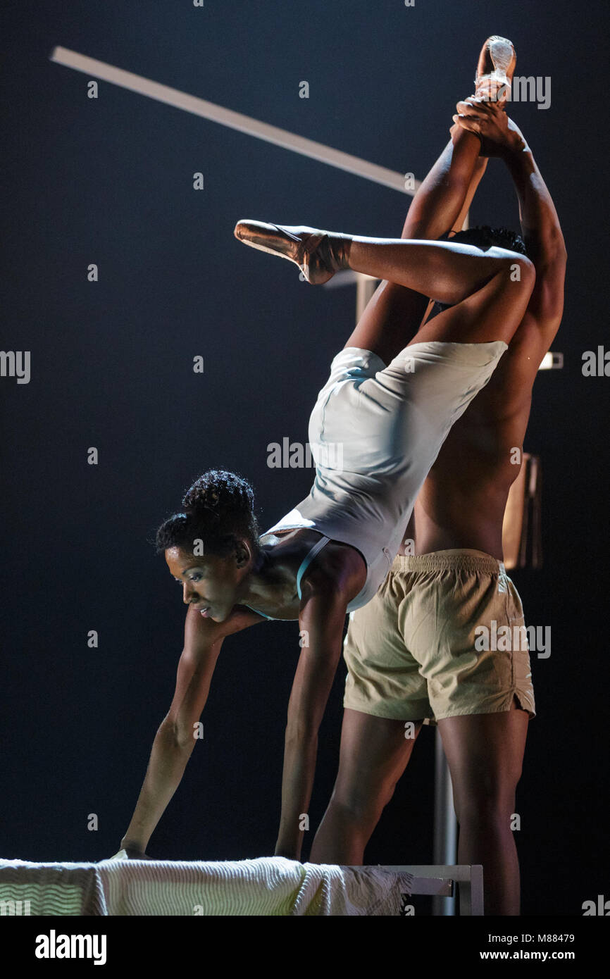 Barbican Theatre, Londra, 15 Mar 2018. Il primo pezzo, "muta", con cira Robinson come Matilda e Jose Alves come Filemone. Come parte del Barbican di ultima fattura, Cathy Marston choreographs una nuova narrazione ballet per tutti di balletto del Nero artisti, basato su Can Themba della South African favola "muta", e Arthur Pita 'un sogno dentro a Midsummer Night's Dream". Guidati dal direttore artistico Cassa Pancho, questa azienda festeggia i danzatori del nero e Asiatica con discesa appositamente commissionato pezzi. Credito: Imageplotter News e sport/Alamy Live News Foto Stock