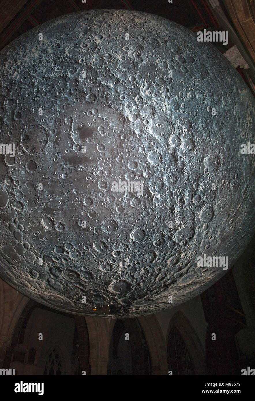 Leicester, Regno Unito. Il 15 marzo 2018. Per contrassegnare la scienza britannica settimana una gigantesca scultura di luna è sospesa nella navata centrale del Duomo di Leicester dall artista Luke Jerram. © Flab immagine / Alamy Live News Foto Stock