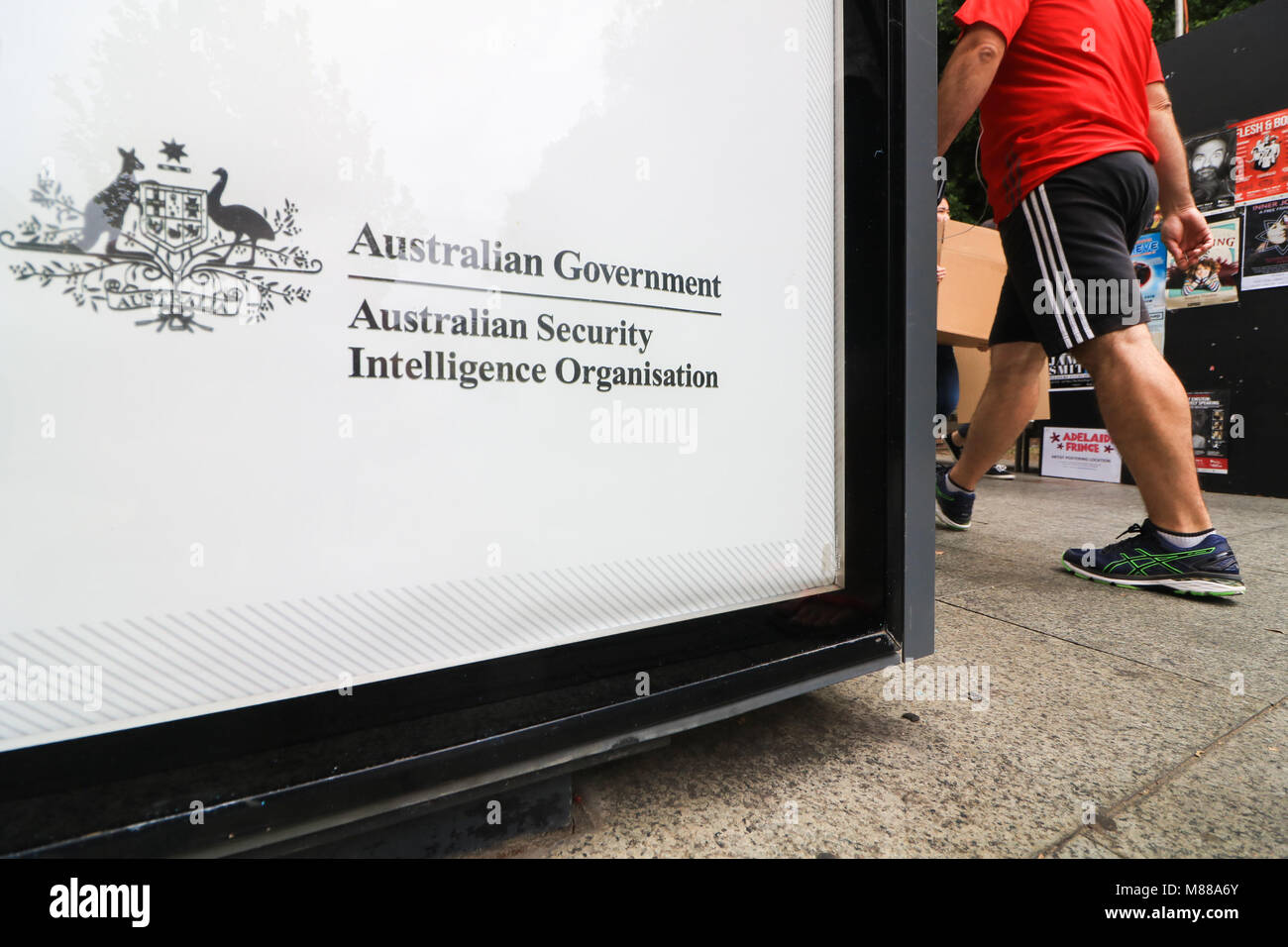 Adelaide Australia 16 marzo 2018. Un poster di annunci di assunzione su un bus shelter in Adelaide da (ASIO), l'Australian Security Intelligence Organization per carriere . ASIO è l'agenzia per la sicurezza nazionale che è responsabile per la protezione dell Australia e i suoi cittadini dal terrorismo, lo spionaggio, il sabotaggio, atti di interferenza straniera, motivati politicamente la violenza, gli attacchi contro la Australian Defence System ed è paragonabile alla Gran Bretagna è MI5 e FBI in Credit: amer ghazzal/Alamy Live News Foto Stock