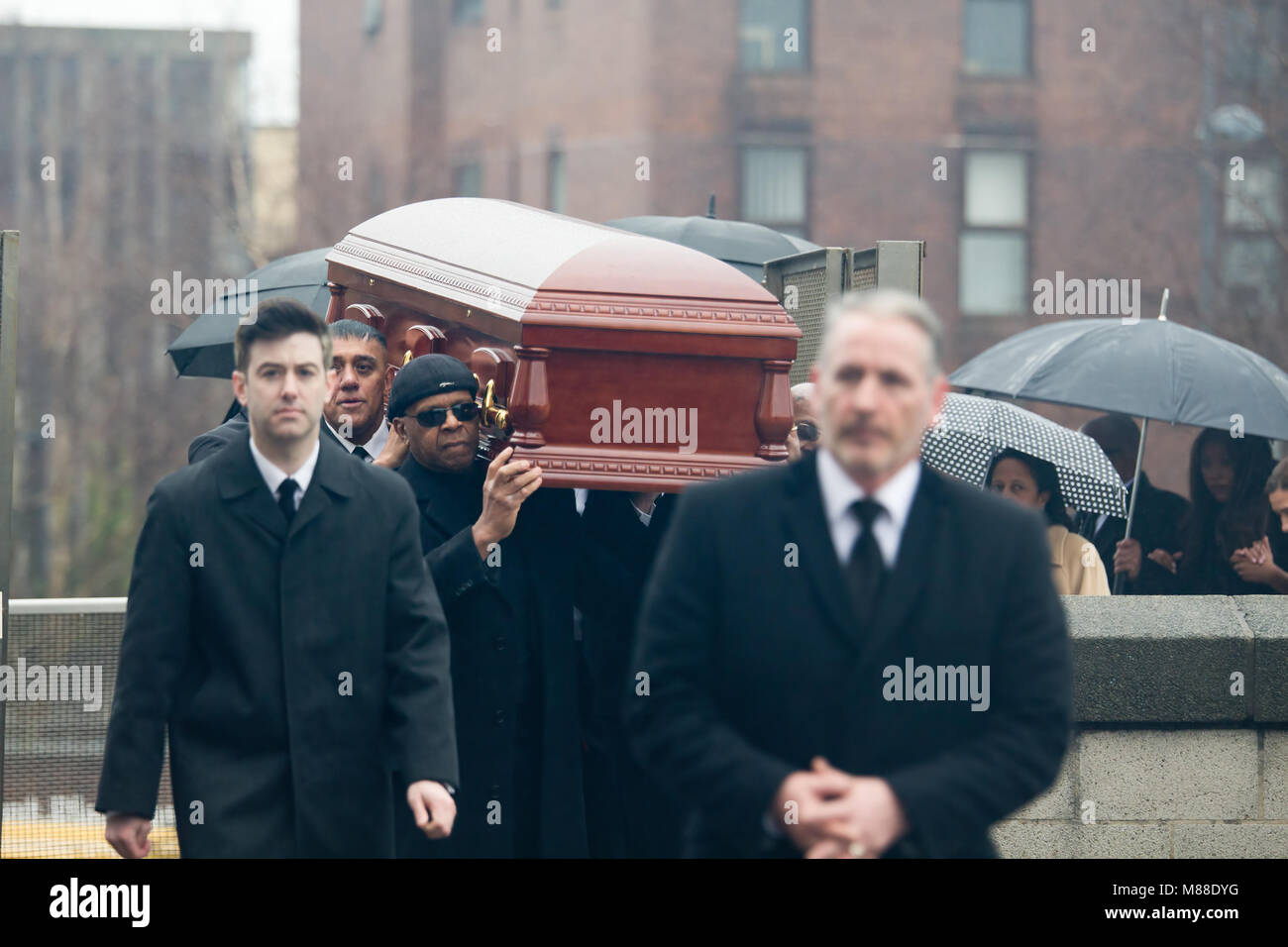 Liverpool, Regno Unito. 16 marzo 2018. La famiglia e gli amici di Eddy Amoo da la cosa reale gruppo partecipare al suo funerale a Liverpool Metropolitan Cathedral. Credito: Ken Biggs/Alamy Live News. Foto Stock