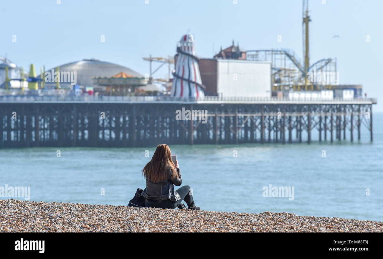 Brighton Regno Unito 16 marzo 2018 - Visitatori godere il sole caldo sulla spiaggia di Brighton e dal lungomare di oggi ma il meteo Le previsioni per girare nuovamente a freddo con neve previsto in alcuni pezzi la Gran Bretagna per il fine settimana fotografia scattata da Simon Dack Credito: Simon Dack/Alamy Live News Credito: Simon Dack/Alamy Live News Foto Stock