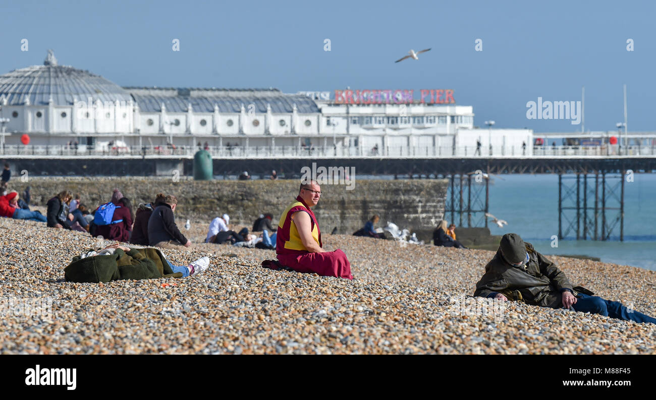 Brighton Regno Unito 16 marzo 2018 - Visitatori godere il sole caldo sulla spiaggia di Brighton e dal lungomare di oggi ma il meteo Le previsioni per girare nuovamente a freddo con neve previsto in alcuni pezzi la Gran Bretagna per il fine settimana fotografia scattata da Simon Dack Credito: Simon Dack/Alamy Live News Credito: Simon Dack/Alamy Live News Foto Stock