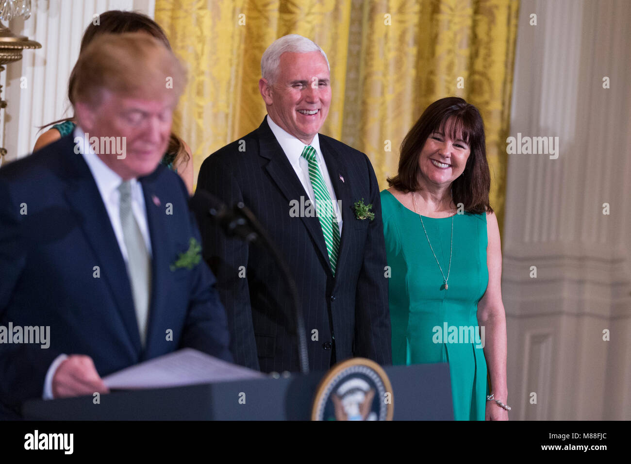 Washington, Stati Uniti d'America. Xv Mar, 2018. Il Vicepresidente degli Stati Uniti Mike Pence e seconda lady Karen Pence guardare come presidente degli Stati Uniti Trump parla durante il Shamrock Bowl presentazione presso la Casa Bianca di Washington, DC, Marzo 15th, 2018. Credito: Alex Edelman/Piscina via CNP - nessun filo SERVICE - Credit: Alex Edelman/consolidato/dpa/Alamy Live News Foto Stock