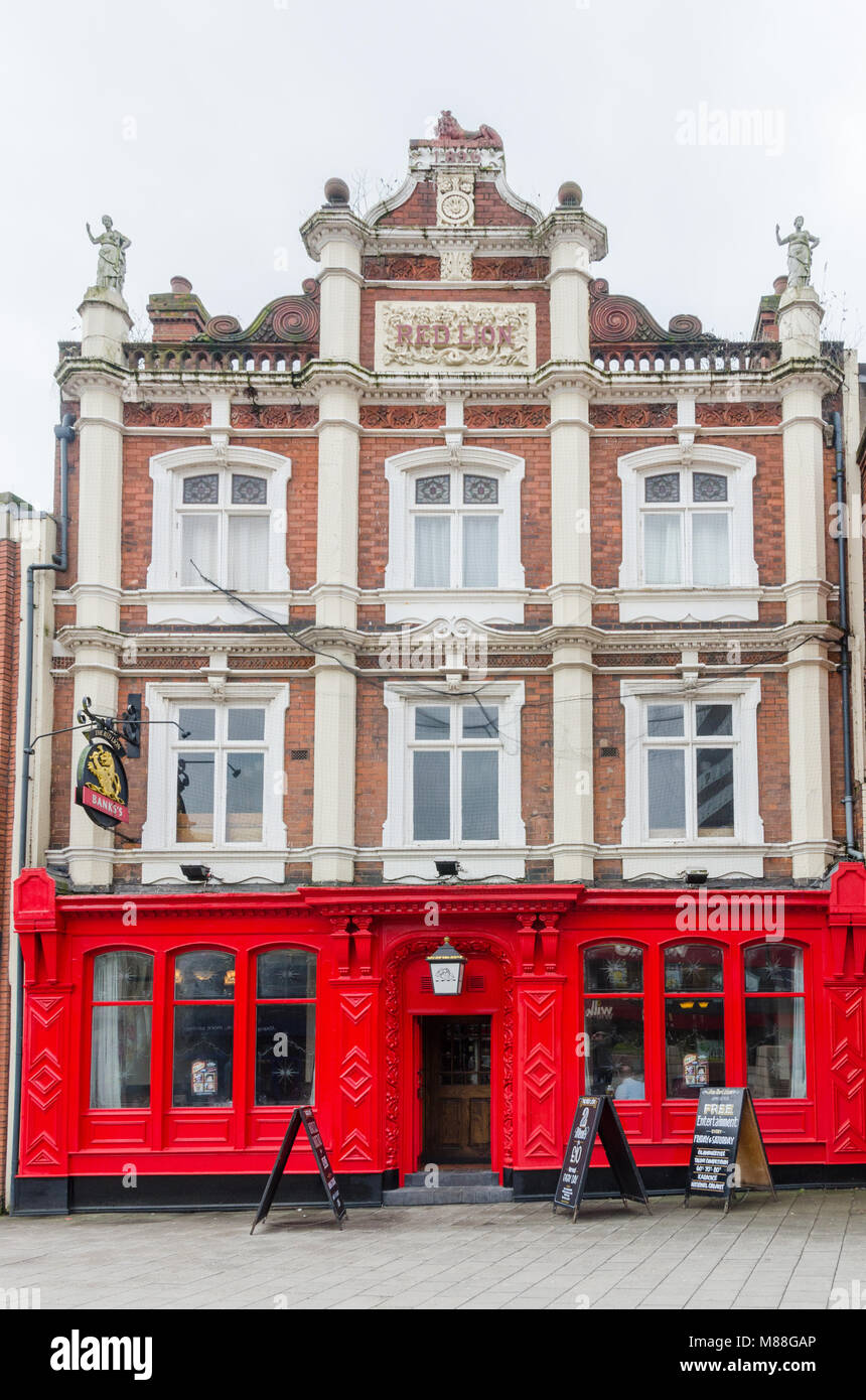 Il Pub Red Lion in Park Street, Walsall con colore rosso brillante facciata Foto Stock