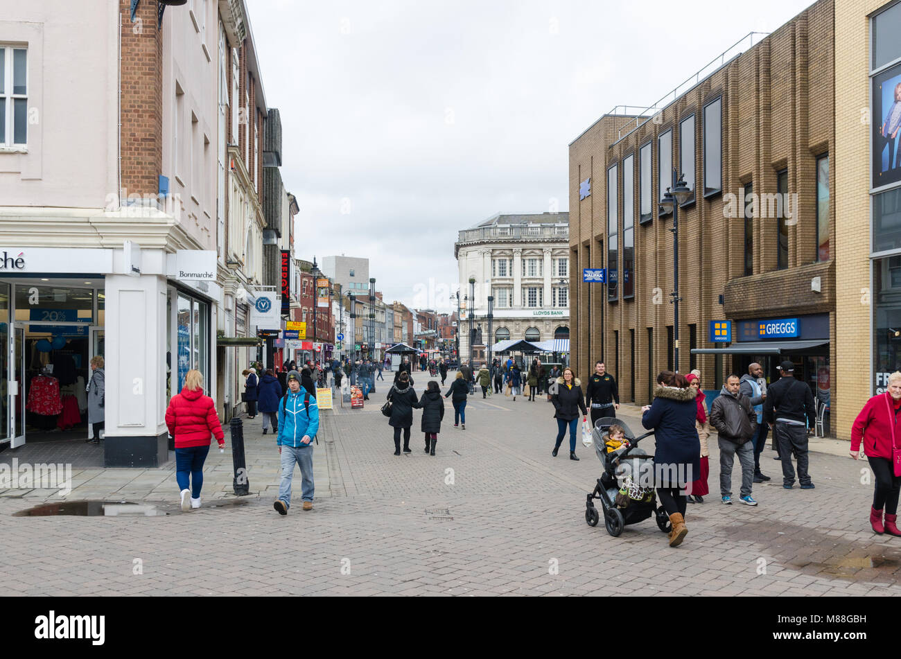 Gli amanti dello shopping in Park Street, Walsall in area pedonale per lo shopping della città industriale in West Midlands Foto Stock