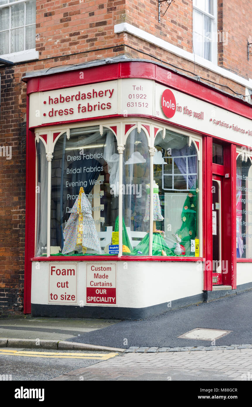 Foro nella parete tende tenda tradizionale rendendo il negozio nella città industriale di Walsall nel West Midlands Foto Stock