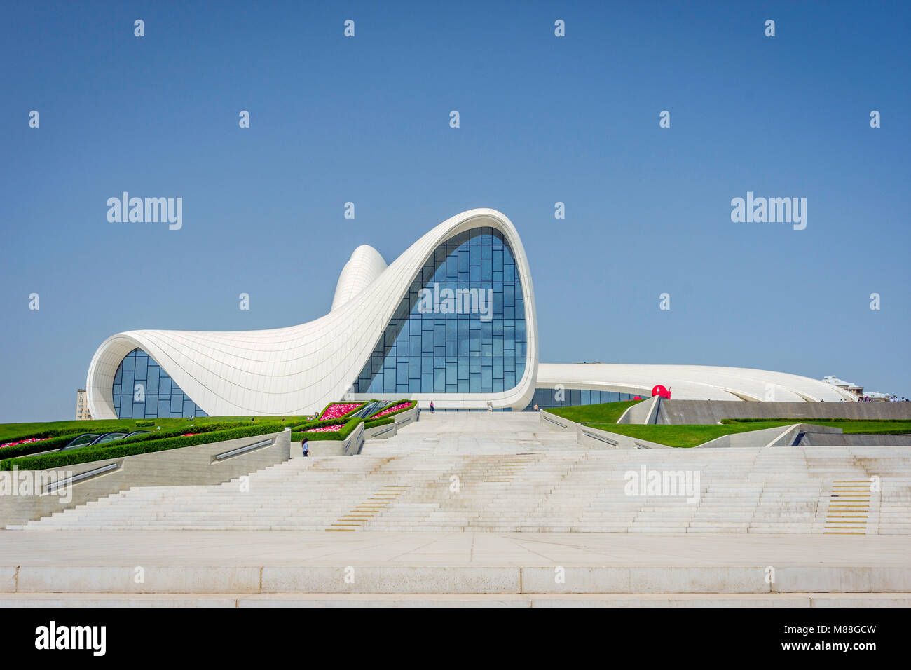 BAKU in Azerbaijan - 27 Maggio: Heydar Aliyev centro, famoso punto di riferimento architettonico edificio a Baku da Zaha Hadid. Maggio 2017 Foto Stock
