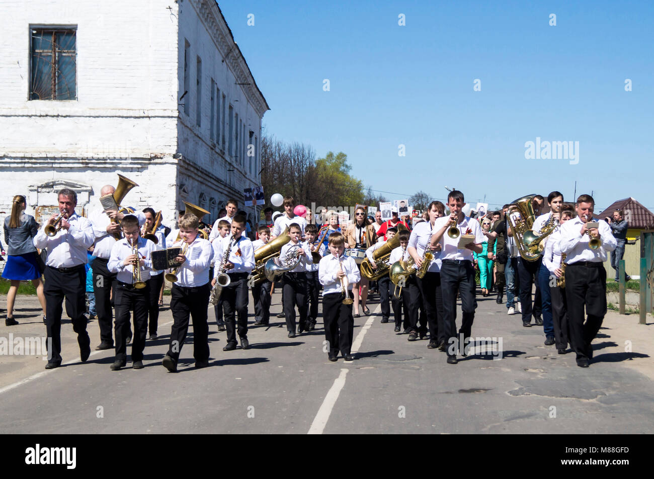 Festoso corteo in onore del giorno della vittoria 9 Maggio nella città Mstyora,Russia Foto Stock