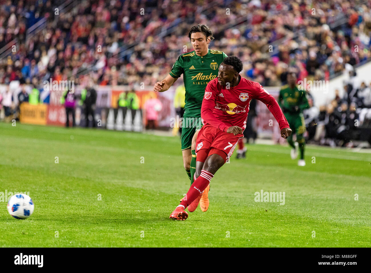 Derrick Etienne Jr. (7) gioca una palla nella casella nella prima metà contro il Portland legni. La Red Bull ha vinto 4-0. Foto Stock
