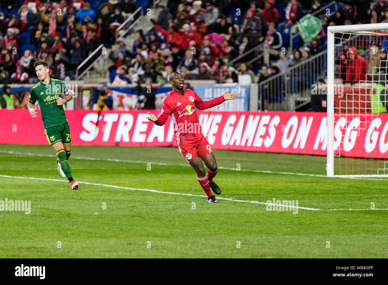 Bradley Wright-Phillips (99) guarda all'assistente ref per una chiamata durante il Red Bulls home opener contro i legnami di Portland. Foto Stock