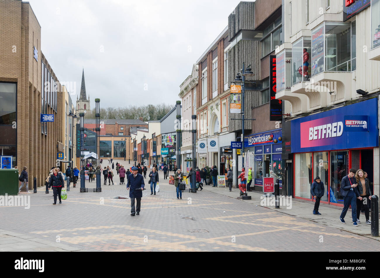 Gli amanti dello shopping in Park Street, Walsall in area pedonale per lo shopping della città industriale in West Midlands Foto Stock