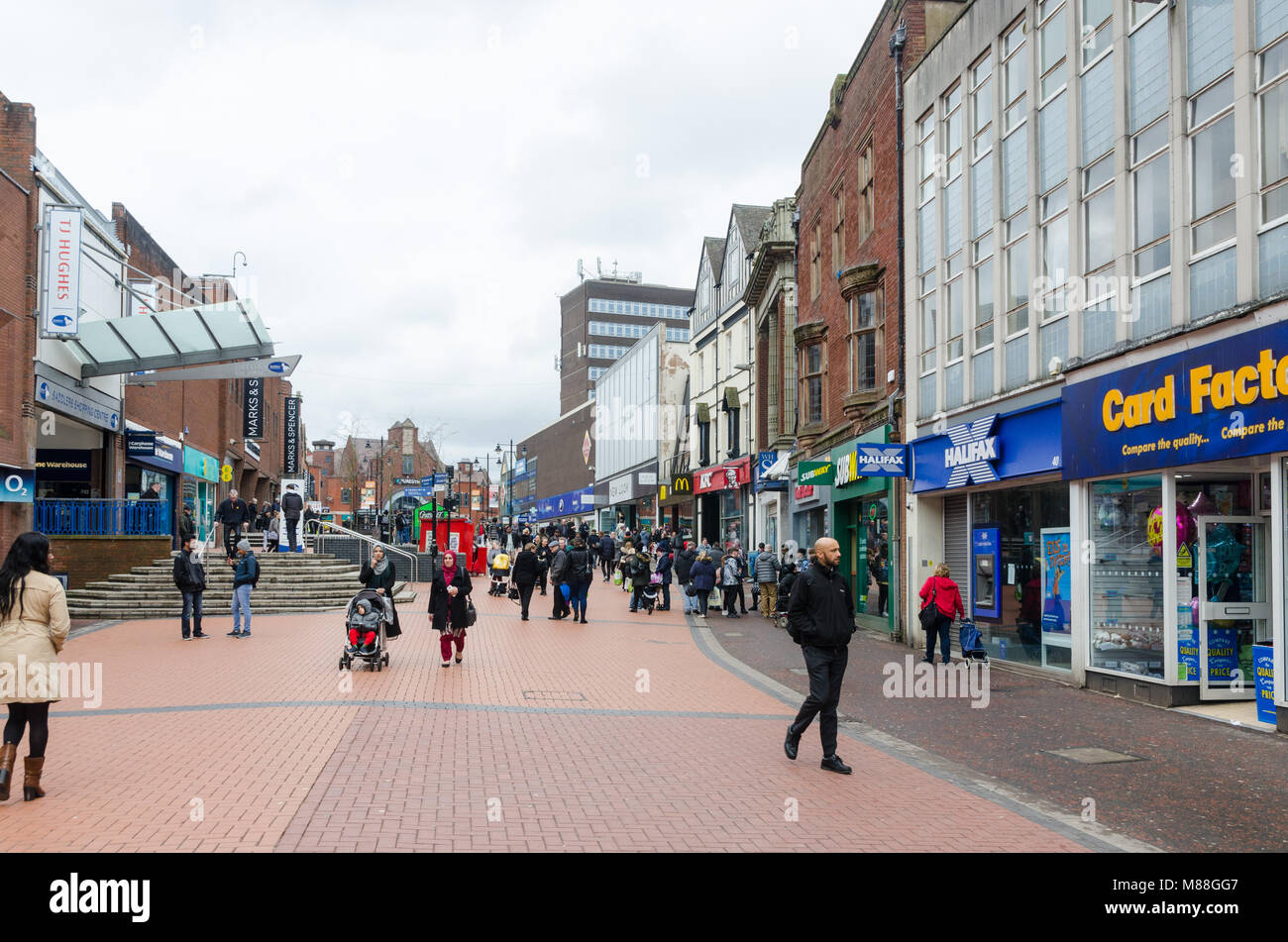 Gli amanti dello shopping in Park Street, Walsall in area pedonale per lo shopping della città industriale in West Midlands Foto Stock