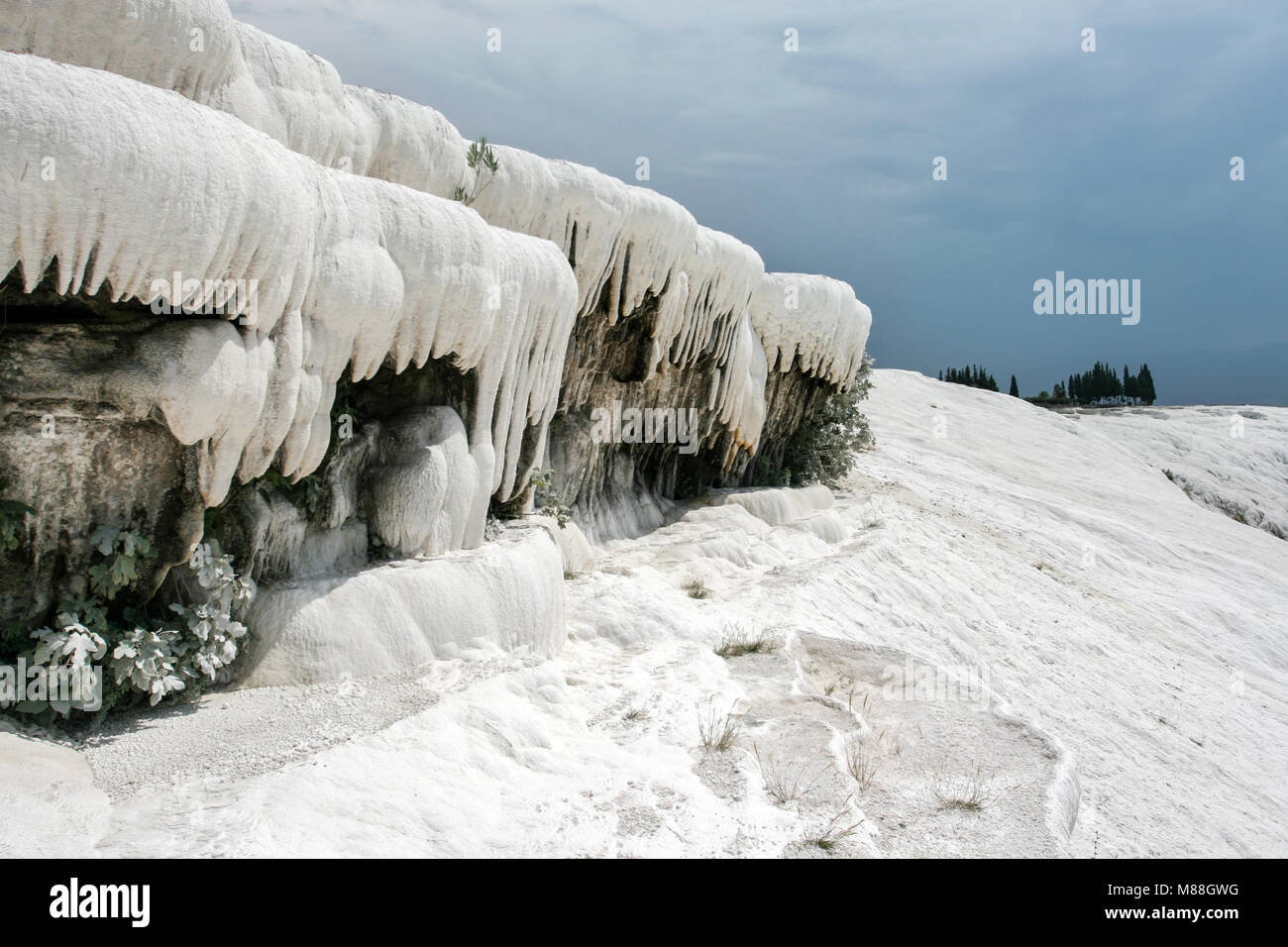 In travertino bianco formare ghiaccioli / stalattiti simili oggetti, rendendo il paesaggio si presenta come coperta di neve paesaggio invernale anche dura è caldo giorno d'estate. Foto Stock