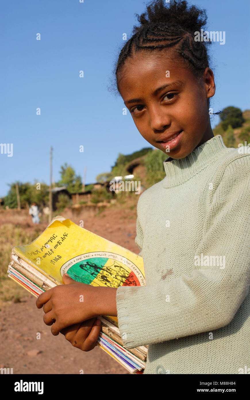 Etiopia Lalibela, ragazza con i libri di scuola / AETHIOPIEN Lalibela, Maedchen mit Schulbuechern Foto Stock