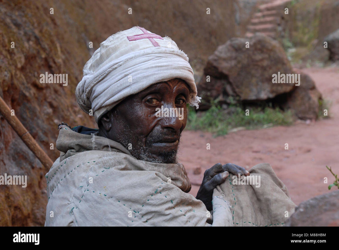 Etiopia, Amhara Region, Lalibela , monolito chiese di roccia costruito dal re Lalibela 800 anni fa, St. Georg chiesa, mendicante a Bet Giyorgis / AETHIOPIEN Lalibela oder Roha, Koenig LALIBELI liess die Felsenkirchen monolithischen vor ueber 800 Jahren in die Basaltlava auf 2600 Meter Hoehe hauen und baute ein zweites Gerusalemme nach, Bettler an der Georgskirche, Bet Giyorgis Foto Stock