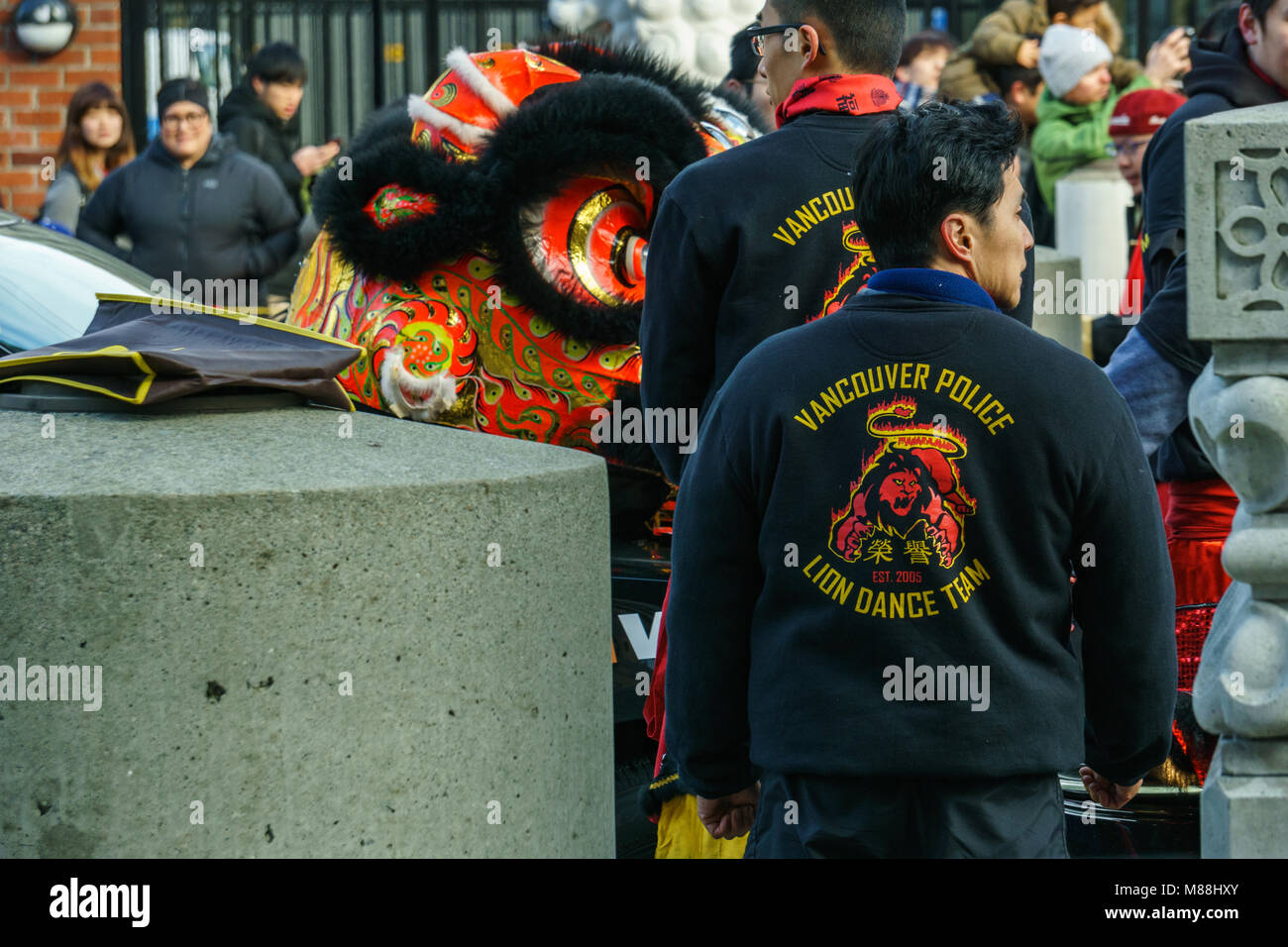 VANCOUVER, Canada - 18 Febbraio 2018: polizia di Vancouver Leone danza team al nuovo anno cinese parade Foto Stock