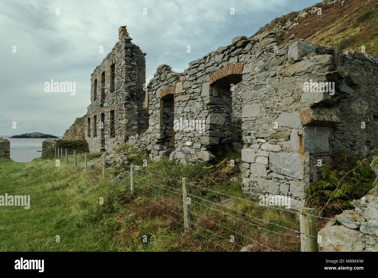 Abbandonata la fabbrica in rovina edifici del vecchio Llanlleiana opere di porcellana a Llanbadrig, Cemaes Bay, Anglesey. Foto Stock