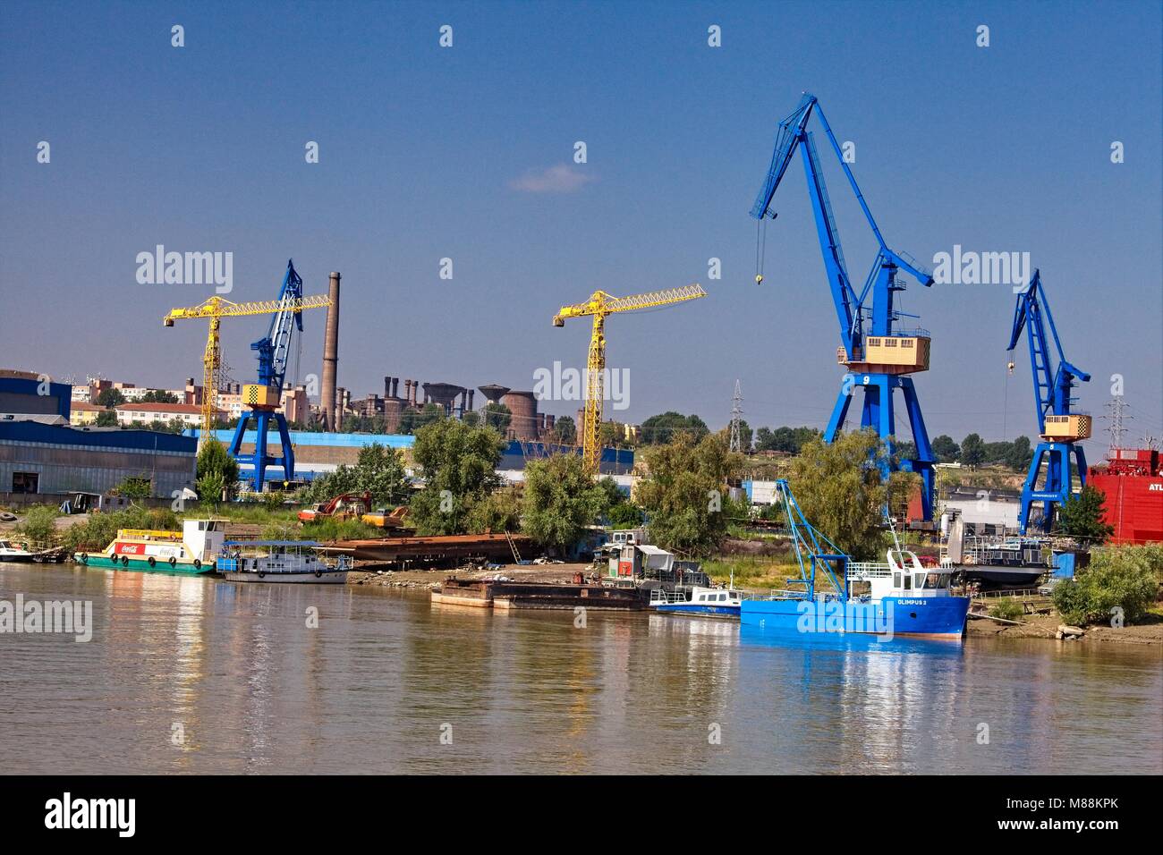 Gru e attività commerciale sulle rive del fiume Danubio TULCEA ROMANIA Foto Stock