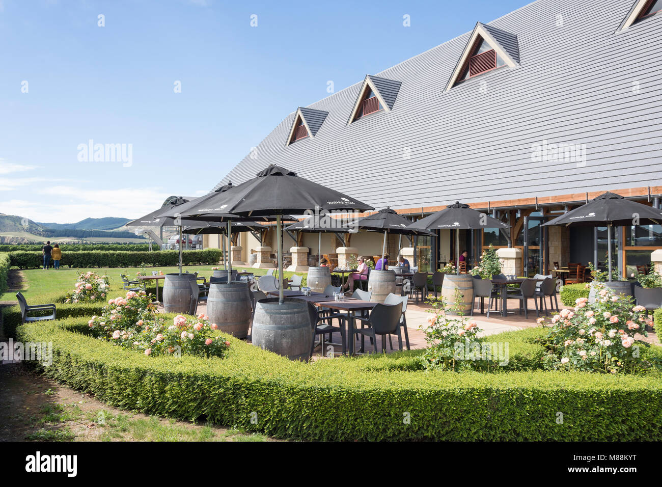 Terrazza per pranzi all'aperto a Waipara Hills (ex casa di fango) Cantina Waipara, North Canterbury, regione di Canterbury, Nuova Zelanda Foto Stock