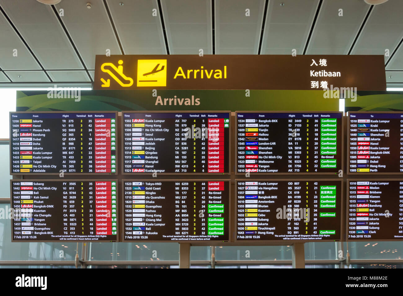 Gli arrivi a display elettronico nel Terminal 2 dell'Aeroporto Changi di Singapore Changi,, isola di Singapore, Singapore Foto Stock
