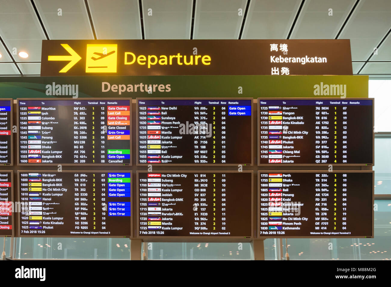 Partenze display elettronico nel Terminal 2 dell'Aeroporto Changi di Singapore Changi,, isola di Singapore, Singapore Foto Stock