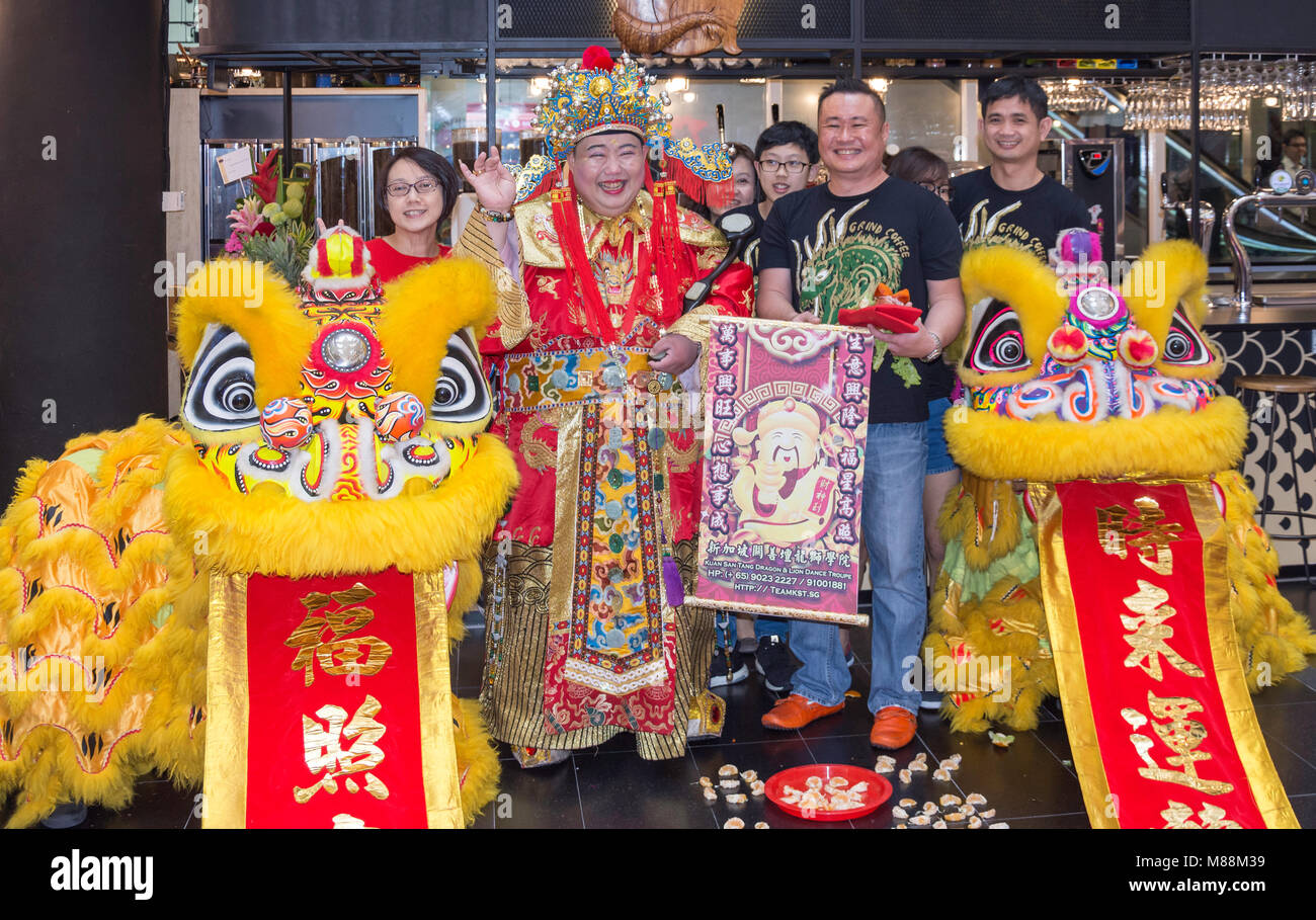 Kuan San codolo Dragon & Lion Dance Troupe, uno Raffles Place, Raffles Place, il cuore del centro citta', Zona Centrale, Singapore Island (Pulau Ujong), Singapore Foto Stock