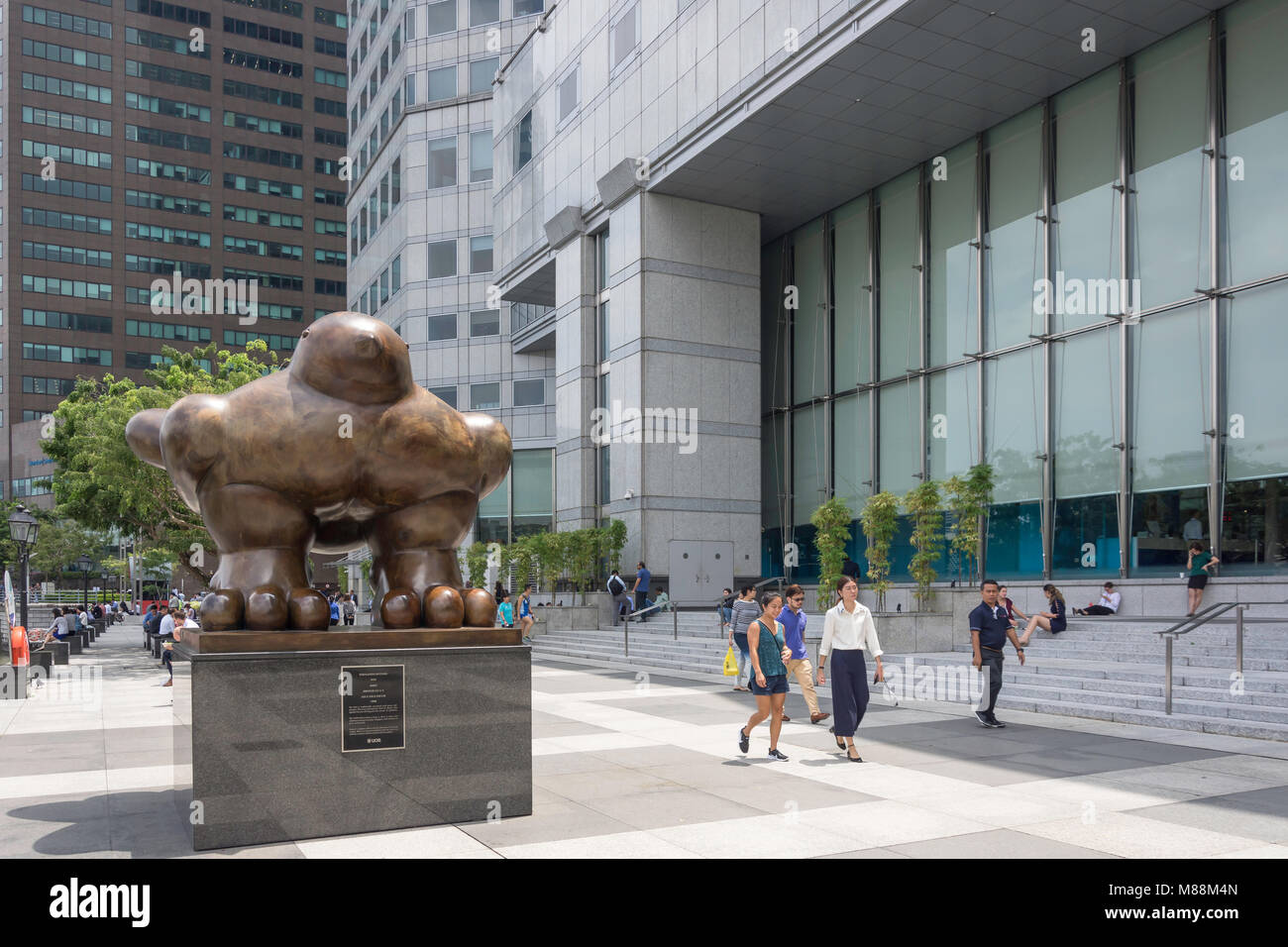 In bronzo della scultura di uccelli, Boat Quay, il cuore del centro citta', Zona Centrale, Singapore Island (Pulau Ujong), Singapore Foto Stock