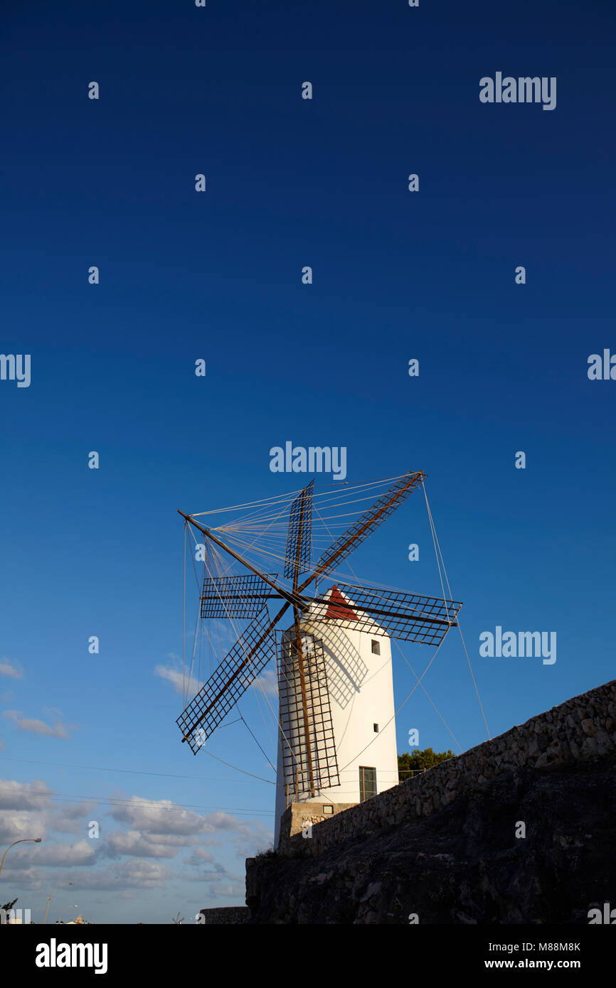 Mulino a vento tradizionale in Es Castell, Minorca, Isole Baleari, Spagna Foto Stock
