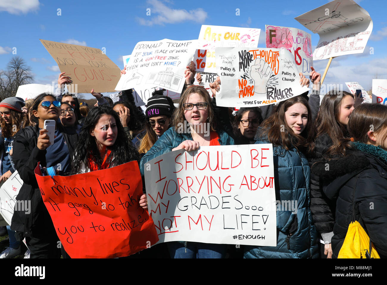 Gli studenti in attesa di indicazioni durante la walkout a sostegno del controllo dell'arma al di fuori degli STATI UNITI Capitol Marzo 14, 2018 a Washington, DC. Foto Stock