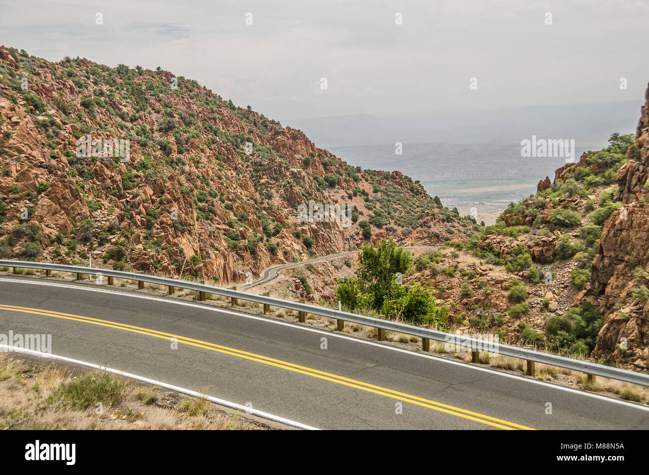 Parte di Arizona Highway 89A con splendide vedute della natura, l'autostrada e la valle sottostante Foto Stock