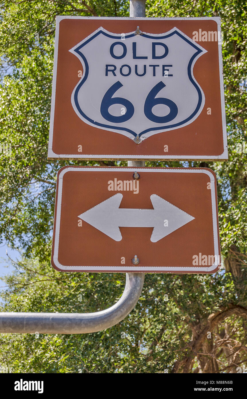 Vecchi route 66 sign in US Highway shield su uno sfondo di colore marrone con le frecce di direzione Foto Stock