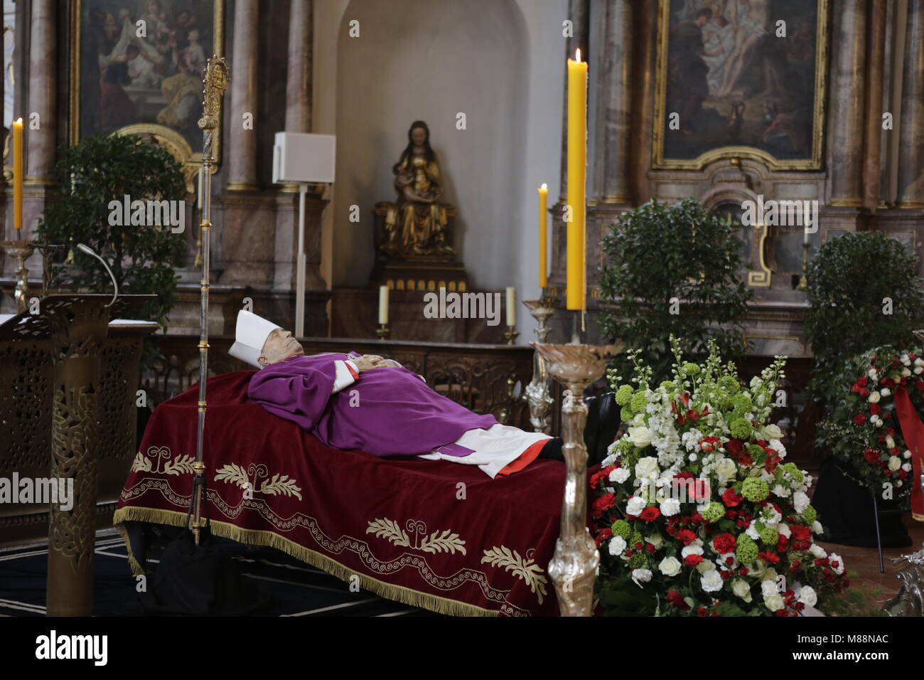 Il corpo del Cardinale Karl Lehmann si trova di fronte all'altare su un catafalque, indossa il suo pontificio paramenti che consiste di un viola casula, il suo turbante, la sua croce pettorale e il suo anello ecclesiastico. Il suo crosier sorge accanto a lui. Il corpo del Cardinale Karl Lehmann si trova a riposo nella chiesa di San Agostino in Mainz, consentendo alle persone di file passato lui e pagare il loro ultimo rispetto. Il Cardinale Karl Lehmann è stato il vescovo della diocesi Cattolica Romana di Magonza per 33 anni fino al suo pensionamento nel 2016. Egli è stato anche il Presidente della Conferenza Episcopale di Germania per 21 anni fino a quando ha intensificato d Foto Stock