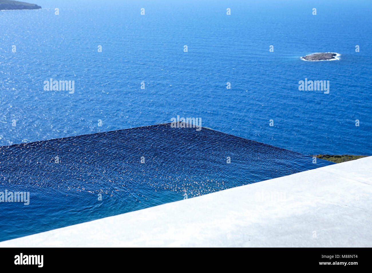 Piscina a sfioro di Mare Egeo Foto Stock