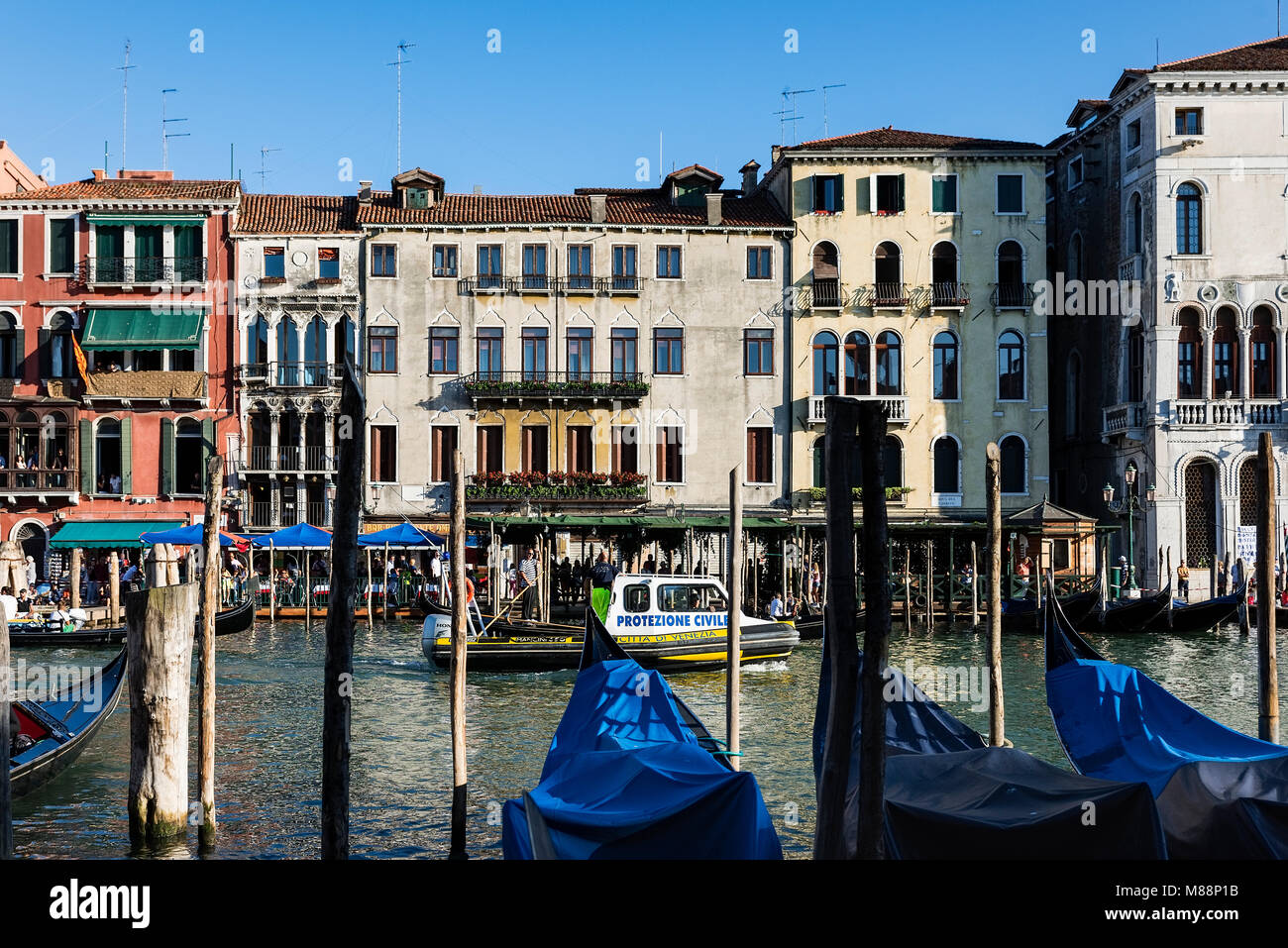 Barca di polizia pattuglia le Grand Canal, Venezia, Italia Foto Stock