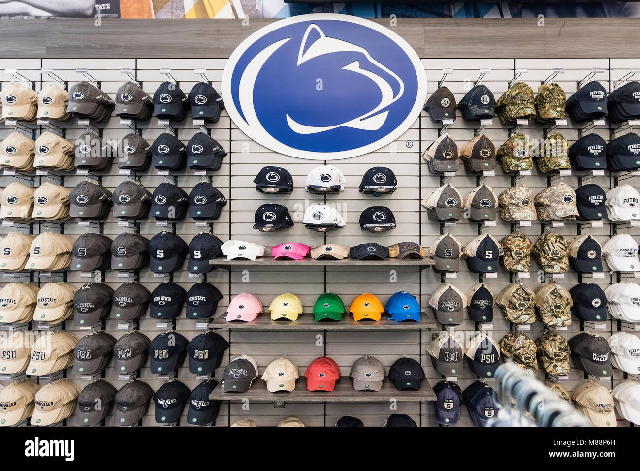Cappelli di Souvenir visualizzati in Penn State bookstore Foto Stock
