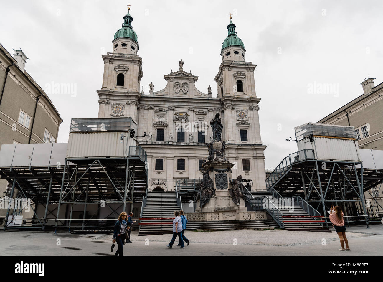 Salisburgo, Austria - 6 Agosto 2017: Cattedrale dalla Domplatz con stadio montato per il festival di musica Foto Stock