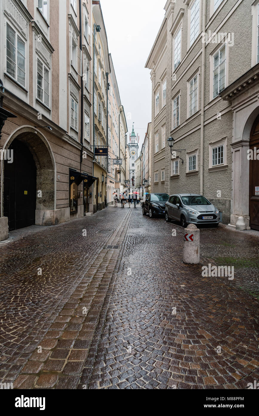Salisburgo, Austria - 6 Agosto 2017: Street nel centro storico della città di Salisburgo un giorno di pioggia Foto Stock