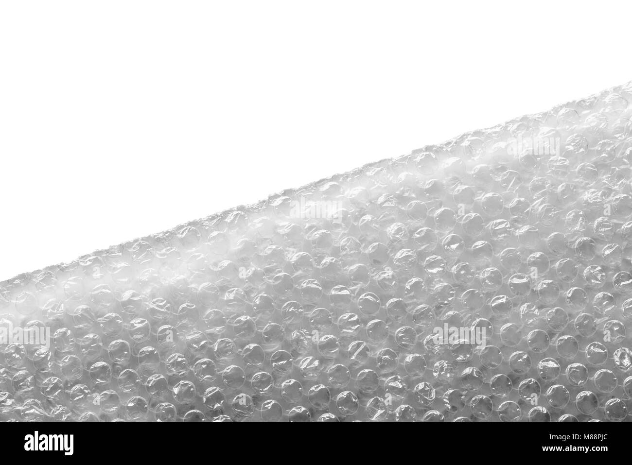 Bubble wrap materiale per un imballaggio di sicurezza, isolato su sfondo bianco. Texture astratta. Foto Stock