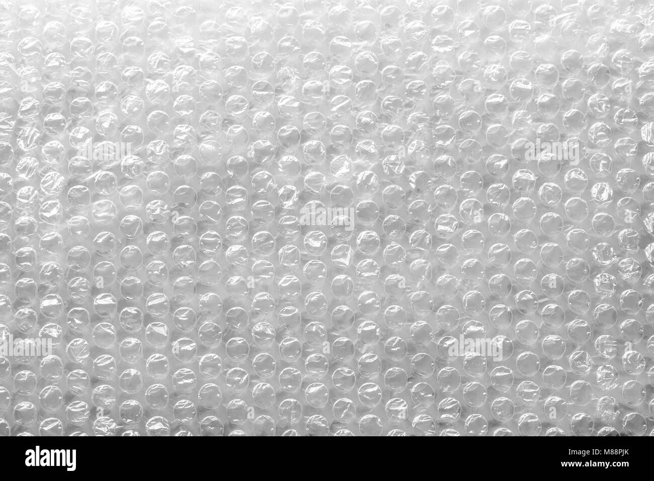 Bubble wrap materiale per un imballaggio di sicurezza, isolato su sfondo bianco. Texture astratta. Foto Stock