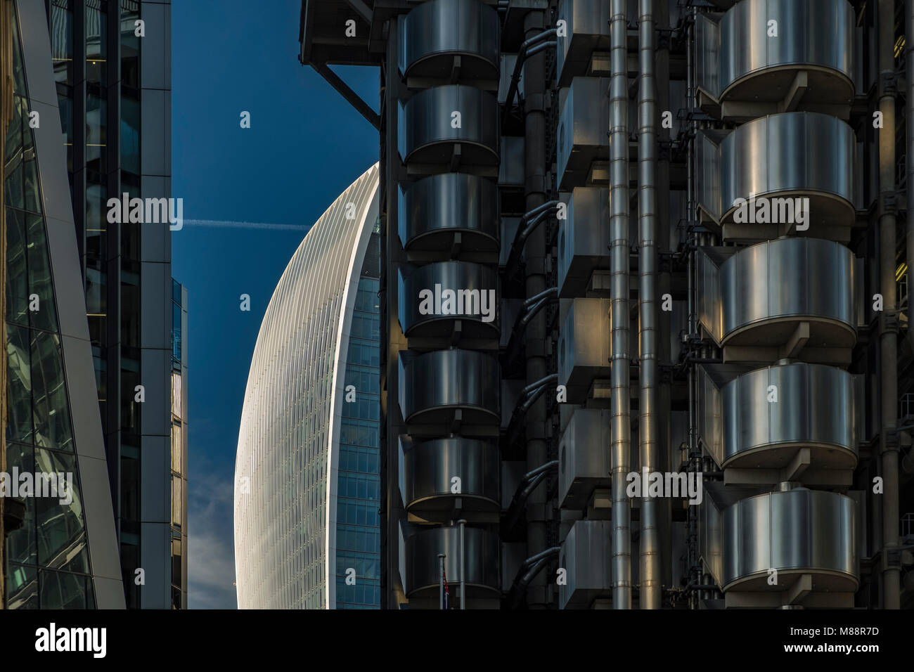 Il walkie talkie palazzo visto attraverso un gao tra Lloyds di Londra e Willis Towers Watson in una limpida giornata estiva Foto Stock