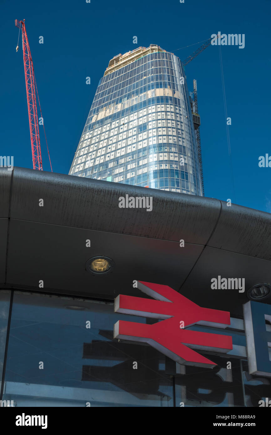 Uno Blackfriars visto in costruzione nel mese di agosto 2017. Colpo da davanti di Blackfriars Station in una giornata di sole Foto Stock