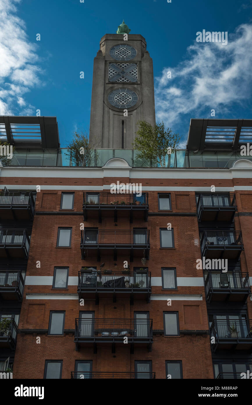 La Oxo Tower e palazzo visto dal molo di osso a Londra su una mattina d'estate Foto Stock