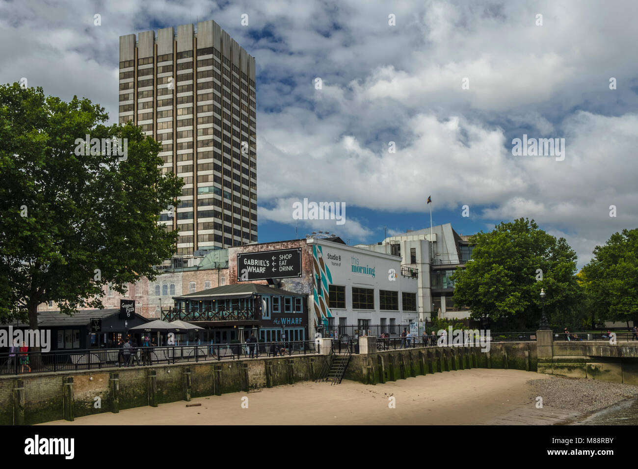 Londra Centro Televisivo visto dal molo di osso. Gabriel Wharf e un fiume Thames beach sono in primo piano Foto Stock