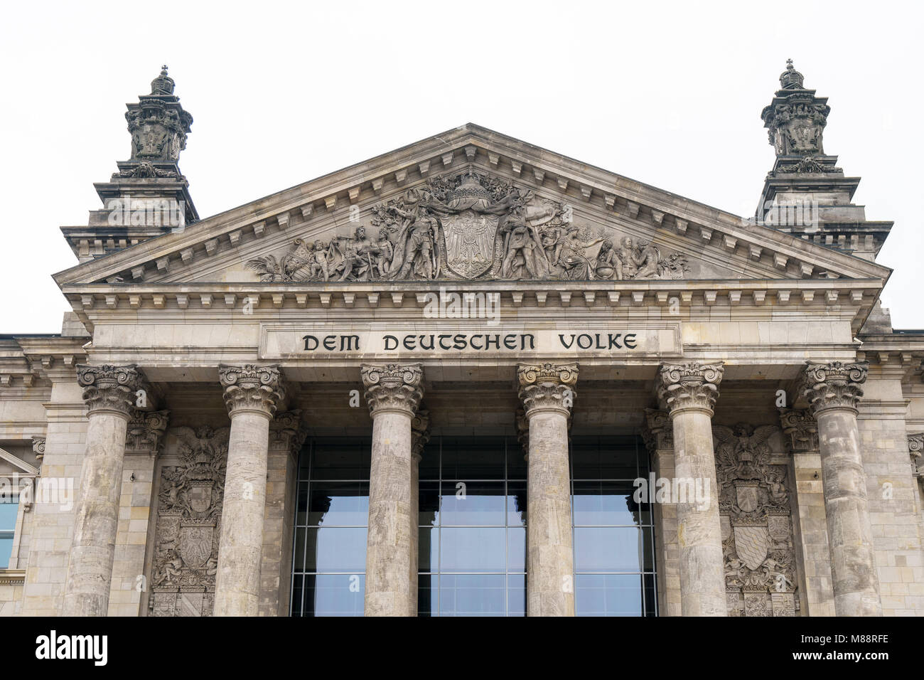 Iscrizione in tedesco Dem Deutschen Volke, significato per il popolo tedesco, sul portale del Bundestag o edificio del Reichstag a Berlino, Germania Foto Stock
