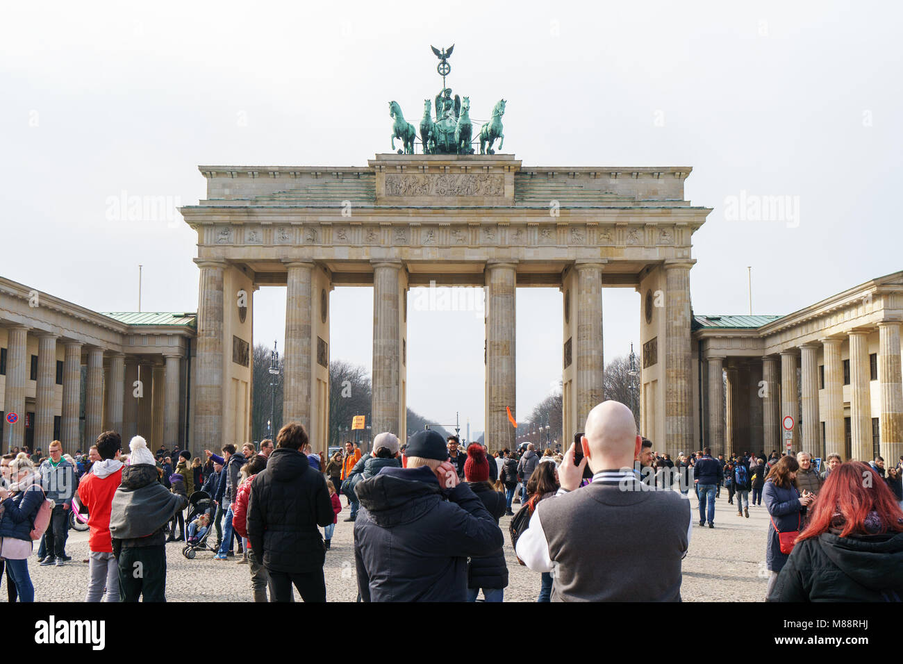 La Porta di Brandeburgo con folla turistica a Berlino Germania Foto Stock