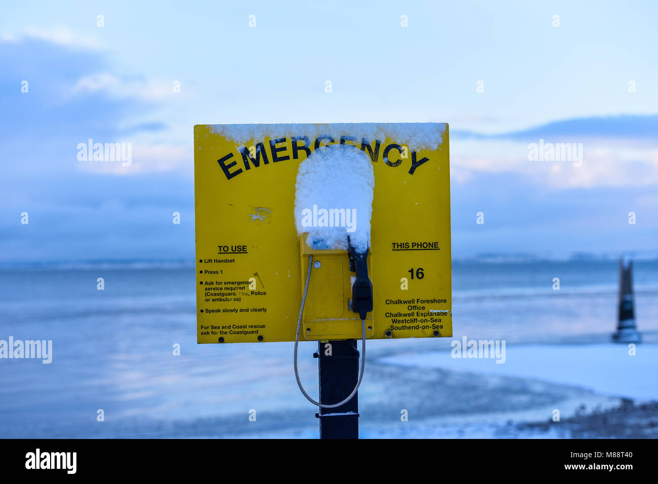 Telefono di emergenza sul lungomare a Chalkwell Beach, Southend on Sea, Essex. Congelati foreshore e neve durante la Bestia da est meteo fenomeno Foto Stock