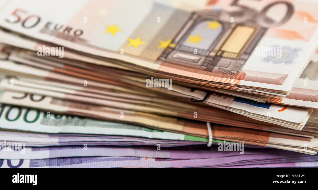 Geldbündel mit Banknoten in Euro Foto Stock