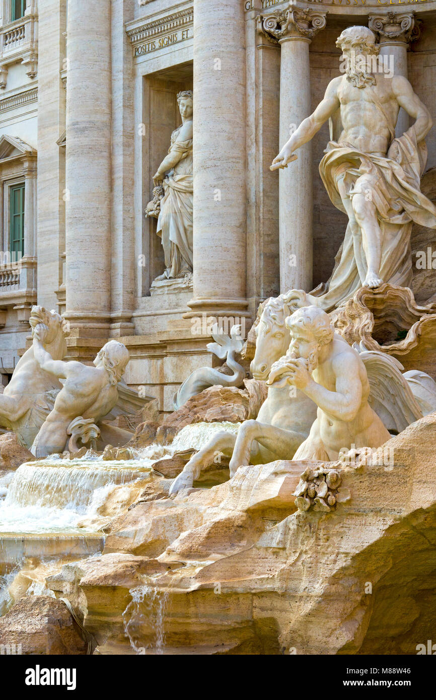 Dettaglio della fontana di Trevi, architettura barocca di Roma, Italia Foto Stock