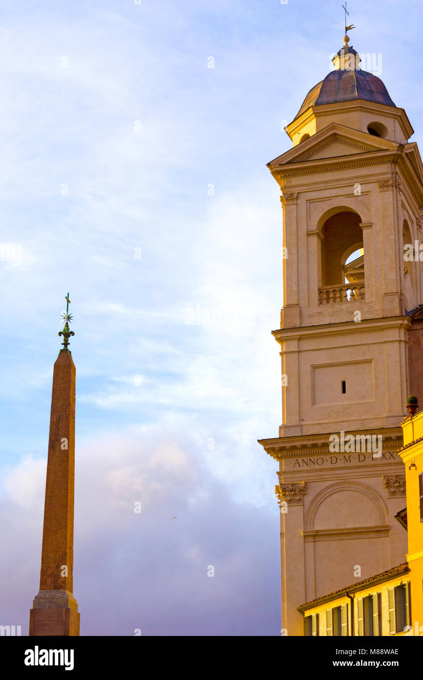 Trinita Dei Monti chiesa e obelisco egiziano in Piazza di Spagna, Roma, Italia Foto Stock