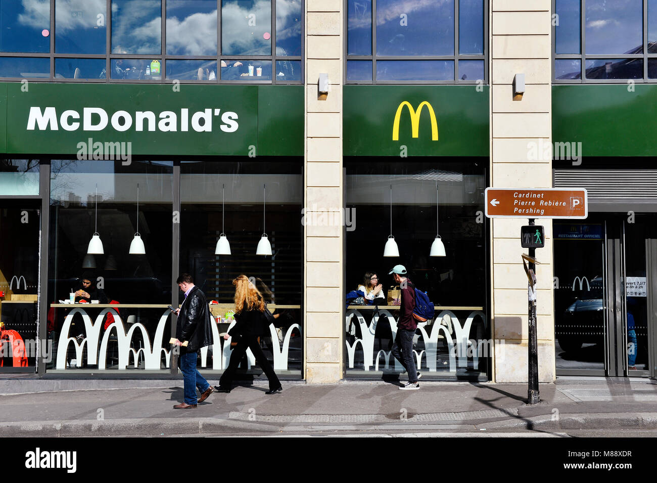 McDonald's, fast food - Place Pigalle - area di Montmartre, Parigi, Francia Foto Stock